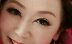 美女脱了内裤打开腿让男人玩